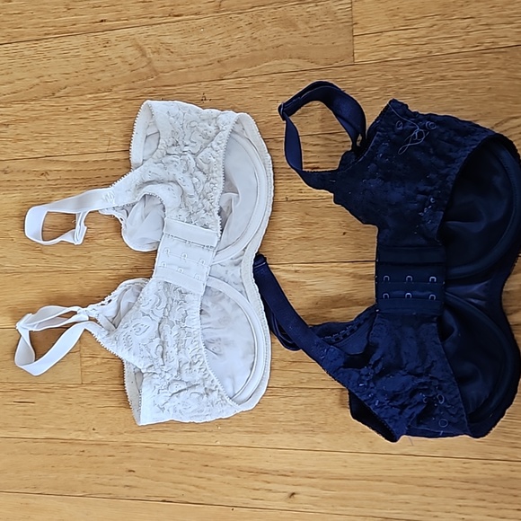 Pair of two Bali 34DD Lace 'N Smooth Underwire Bras - Picture 4 of 11